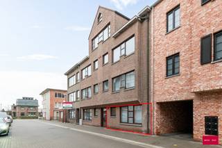 Dit aangename gelijkvloerse appartement biedt een bewoonbare oppervlakte van ca. 105 m².

Het appartement beschikt over drie volwaardige slaapkamers, een lichtrijke leefruimte en een functionele keuken die ideaal is voor gezinnen, of wie graag gelijkvloers woont. Vanuit de slaapkamers heeft u toegang tot de privétuin, perfect om te ontspannen, te tuinieren of te genieten van mooie dagen. Via hier is er ook een servitude naar voor toe en een gemeenschappelijke fietsenberging. 

Dankzij de gelijkvloerse ligging is het appartement vlot toegankelijk en geschikt voor alle leeftijden. Een ideale woonst voor wie ruimte, comfort en buitenruimte belangrijk vindt.

Troeven:

- Gelijkvloers appartement
- 3 slaapkamers
- Privétuin
- Kelderberging

Interesse? Neem gerust contact op voor meer informatie of een bezoek ter plaatse.
Vermelde oppervlakte/afmetingen zijn indicatief. Oppervlakte conform EPC.