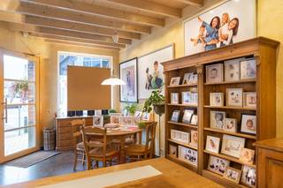 Gelegen<span><strong> in de dorpskern van Deerlijk</strong></span> bevindt zich dit <span><strong>veelzijdige handelspand met tal van mogelijkheden</strong></span> !<br />Op het gelijkvloers is er een <span><strong>charmante winkelruimte</strong></span> – (vroeger ingericht als fotostudio). Achteraan is er een<span><strong> bijzonder ruime zone  die perfect kan dienen als opslagplaats, atelier of werkruimte.</strong></span> Deze achterliggende ruimte is bovendien <span><strong>vlot bereikbaar via een sectionale poort</strong></span> langs de René De Clercqstraat, wat zorgt voor een praktische toegang voor leveringen of logistiek.<br />Op de bovenverdieping bevindt zich een <span><strong>aangenaam appartement </strong></span>dat comfort en functionaliteit combineert.<br />De <span><strong>l<strong>i</strong>chtrijke woonkamer sluit mooi aan op een geïnstalleerde keuken,</strong></span> waardoor een gezellige leefomgeving ontstaat.<br />Verder zijn er <span><strong>3 volwaardige slaapkamers en een badkamer uitgerust met ligbad en lavabo</strong></span>. Het appartement beschikt bovendien over een bijzonder <span><strong>aangenaam en gezellig terras waar het heerlijk vertoeven is in alle rust,</strong></span> een echte meerwaarde voor wie graag geniet van buitenruimte in het centrum.<br />Dankzij de<span><strong> centrale ligging in het hart van Deerlijk biedt dit pand een uitstekende visibiliteit en bereikbaarheid,</strong></span> terwijl het tegelijk de mogelijkheid biedt om het geheel – mits de nodige aanpassingen – ook als woongelegenheid te benutten. Een interessante opportuniteit voor wie <span><strong>wonen en werken wenst te combineren</strong></span> of op zoek is naar een investering met potentieel. ✨🏡<br />EPC : 485 en UC : 2815219<br />Wenst u meer info of een bezoek ? Contacteer Peter : 0496/176878