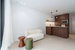 MODELAPPARTEMENT TE BEZICHTIGEN ELK WEEKEND: VRIJ-ZAT-ZO VAN & 14-17U<br /><br />Nieuwbouwresidentie "Sans Souci" is gelegen in het hartje van Koksijde-Bad, in een zijstraat van de zeedijk. Kleinschalige residentie van amper 5 appartementen. Elk appartement beschikt over 2 terrassen waarvan een ruim terras aan de voorzijde waar u kan genieten van het zijdelings zeezicht! Moderne indeling met een leefruimte met open keuken die paalt aan het terras aan de voorzijde. Verder beschikken deze appartementen over 1 of 2 slaapkamers met telkens nog een zuidwest gelegen terras! De appartementen worden afgewerkt in samenspraak met de bouwpromotor. Op gelijkvloers bevinden zich de gemeenschappelijke fietsenstalling en een huisvuillokaal.<br /><br />Bezoek nu ons modelappartement op vrijdag, zaterdag en zondag van 14-17u of bel voor een afspraak.