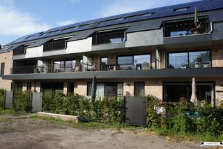 <p><span><strong><u>Duplex nieuwbouwappartement van 115 m² op de 2de en 3de verdieping met 2 slaapkamers.</u></strong></span></p><p><span><span>ER IS EEN OPEN_WERFDAG OP ZATERDAG 25/10 EN ZONDAG 26/10, TELKENS VAN 9.00 UUR TOT 12.00 UUR.</span></span><br /><span><span>GRAAG INSCHRIJVEN VIA </span></span><span><span><u>De Halte</u></span></span><span><span>.</span></span></p><p><span><span>Gezamenlijke inkomhal.</span></span></p><p><span><span>Het appartement zelf: </span></span><br /><span><span><u>2de verdieping</u>: </span></span><br /><span><span>Inkomhal van 3 m² met apart toilet. </span></span><br /><span><span>Woonkamer van 43,5 m². </span></span><br /><span><span>Geïnstalleerde keuken van 10,5 m². </span></span><br /><span><span>Berging van 4 m².</span></span></p><p><span><span>Terras van 15 m².</span></span></p><p><span><span><u>3de verdieping</u>: </span></span><br /><span><span>Nachthal van 3,5 m² met apart toilet. </span></span><br /><span><span>Badkamer van 8 m². </span></span><br /><span><span>2 slaapkamers van respectievelijk 11 m² en 9,5 m².</span></span></p><p><span><span>BIJZONDERHEDEN: </span></span><br /><span><span>EINDE DER WERKEN VOORZIEN TEN LAATSTE NOVEMBER 2025. </span></span><br /><span><span>Vrije keuze van indeling bij snelle beslissers. </span></span><br /><span><span>Badkamer en keuken nog mee te kiezen.</span></span></p><p><span><span>Stedenbouwkundige inlichtingen: vergunning aanwezig, verkavelingsvergunning, geen voorkooprecht, geen maatschappelijke herstelmaatregel opgelegd, woongebied.</span></span></p>