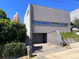 <h3>Instapklare, energiezuinige woning met uniek panoramisch uitzicht in Lubbeek</h3>
<p>Bent u op zoek naar een recente, ruime en kwalitatief afgewerkte woning op een rustige toplocatie? Dan zal deze prachtige woning in Lubbeek u zeker weten te bekoren. Deze moderne woning, gebouwd in 2018 en gelegen op een perceel van 7 are 5 centiare, combineert hedendaags wooncomfort met een uitstekende ligging en een adembenemend open uitzicht achteraan.</p>
<p>Bij het betreden van de woning komt u terecht in een stijlvolle inkomhal met ingebouwde vestiaire en een apart gastentoilet. Op het gelijkvloers bevinden zich bovendien een ruime garage, een praktische voorraadkelder en een extra parkeerplaats voor de deur.</p>
<p>De eerste verdieping vormt het hart van de woning. Hier geniet u van een bijzonder lichtrijke en ruime leefruimte, afgewerkt met een prachtige parketvloer. De moderne open keuken met kookeiland is volledig uitgerust en sluit naadloos aan op de woonkamer. Aansluitend bevindt zich een aparte ruimte die perfect dienst kan doen als bureau voor thuiswerk, maar evengoed kan worden ingericht als eetkamer. Verder vindt u op deze verdieping een afgesloten berging en een extra toilet. Via een groot schuifraam bereikt u het ruime terras met stijlvolle megategels, waar u in alle rust kunt genieten van het prachtige open zicht op het achterliggende landschap.</p>
<p>Op de tweede verdieping bevinden zich vier volwaardige slaapkamers, allemaal voorzien van ingebouwde kasten. De ruime master bedroom biedt een schitterend panoramisch uitzicht over Lubbeek. Daarnaast beschikt deze verdieping over een ruime badkamer, een praktische wasplaats en een centrale nachthal.</p>
<p>Ook buiten werd aan alles gedacht. De volledig aangelegde tuin rondom de woning biedt verschillende gezellige hoekjes om te ontspannen. U vindt er onder meer een sfeervol terras. Dankzij de regenwaterput van 5.000 liter en de aanwezigheid van maar liefst 20 zonnepanelen is deze woning bovendien bijzonder duurzaam en energiezuinig.</p>
<p>Verder beschikt de woning over diverse extra voorzieningen zoals audiobekabeling, voorbereidingen voor elektrische luifels, een ventilatiesysteem type C en een alarminstallatie.</p>
<p>Deze instapklare woning onderscheidt zich door haar hoogwaardige afwerking, overvloedige lichtinval, ruime indeling en unieke vergezichten. Een ideale gezinswoning voor wie op zoek is naar comfort, rust en kwaliteit.</p>
<p>📍 Gelegen op een uitstekende locatie in Lubbeek, rustig maar toch vlot bereikbaar, en op wandelafstand van het prachtige <span><span>Kalvariebos</span></span>.</p>