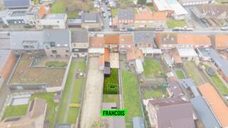 In het charmante Woumen, een rustige deelgemeente van Diksmuide, vinden we deze gezellige en veelzijdige woning met drie volwaardige slaapkamers...