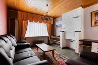 Bent u op zoek naar een woning die u helemaal naar eigen smaak en wensen kunt renoveren? Deze gezinswoning biedt een uitstekende basis, verrassend veel ruimte en een uitstekende ligging nabij alle belangrijke voorzieningen.<br /><br />Indeling en troeven:<br />- Lichte leefruimte: de ruime living vormt het hart van de woning, met voldoende plek voor een gezellige zithoek en eettafel.<br />- Aansluitend bevindt zich de keuken, die mits renovatie kan worden omgevormd tot een moderne kook- en leefruimte.<br />- Op de bovenverdieping bevinden zich drie ruime slaapkamers met een praktische indeling, een badkamer met douche en een apart toilet. <br />- Achteraan beschikt de woning over een onderhoudsvriendelijke buitenruimte, meerbepaald een gezellig, omheind "koerke" — ideaal voor wie houdt van een buitenplek zonder intensief tuinonderhoud.<br /><br />Potentieel:<br />Dankzij de vrijstaande structuur en de royale binnenoppervlakte is dit de ideale eigendom voor aanpakkers, investeerders of gezinnen die op zoek zijn naar een betaalbaar renovatieproject met toekomstperspectief.<br /><br />Ligging:<br />Zeer centraal gelegen met openbaar vervoer, winkels, scholen en belangrijke invalswegen op een boogscheut afstand.<br /><br />Droomt u van een renovatieproject op een toplocatie? Neem vandaag nog contact met ons op voor meer informatie of om een bezoek in te plannen!<br /><br />Bij Albert kom je thuis!
