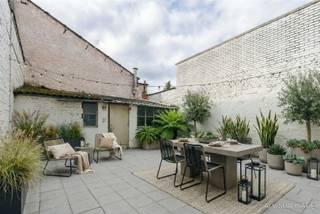 Deze instapklare woning werd volledig gerenoveerd en behaalt een gunstig EPC B. Gelegen in Schoten woon je hier op een vlot bereikbare locatie,...