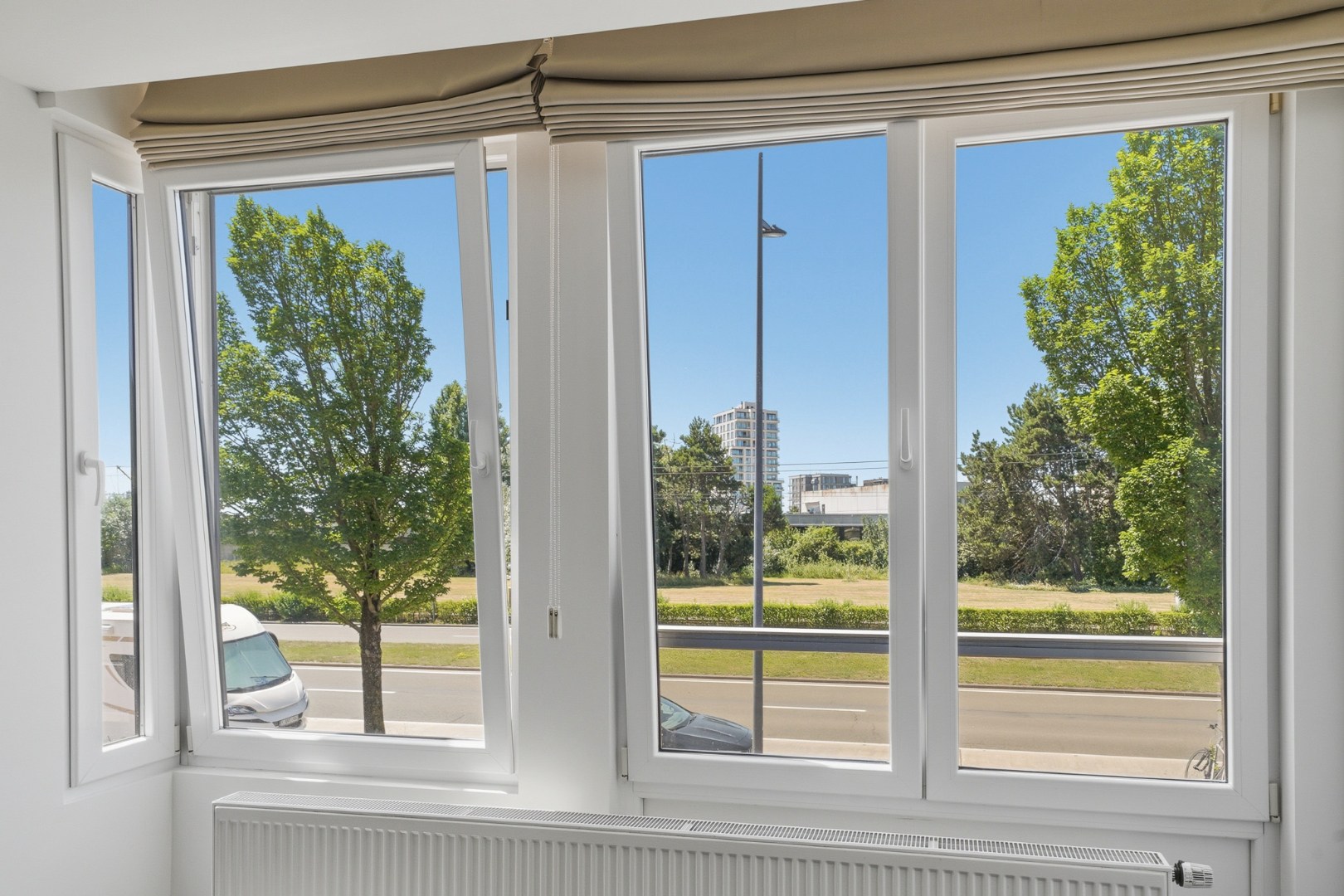 Volledig gerenoveerde bel-étage met 2 slaapkamers en ruime garage te Oostende - foto 4