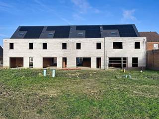 *Zaterdag 28 maart Open Werf van 11u tot 14u*<br /><br />Stap binnen in jouw toekomstig huis, een oase van rust in een groene omgeving. Deze prachtige, duurzame en energiezuinige A+ halfopen woning bestaat uit drie bouwlagen.<br />Het gelijkvloers biedt modern comfort met inkomhal, toilet, inpandige garage met warmtepomp, ingerichte keuken met toestellen en aansluitende living. Afwerking is nog bespreekbaar met professionele begeleiding.<br />Op de eerste verdieping vind je drie gezellige slaapkamers, een luxueuze badkamer met een inloopdouche en een apart toilet voor extra gemak. De bijhorende dressing maakt alles compleet. En laten we de zolder niet vergeten - een veelzijdige ruimte die je kunt omtoveren tot 2 extra slaapkamers, een inspirerend thuiskantoor of jouw eigen persoonlijke hobbyruimte. De zuidwest gerichte tuin wordt volledig omheind en voorzien van een poortje achteraan. De werken zijn ondertussen gestart!<br /><br />Prijs excl. aankoopkosten en btw.<br /><br />Meer info via 09 280 60 60 of info@durabrik.be.<br />Download de brochure op https://www.durabrik.be/nl/nieuwbouwprojecten/puurs-sint-katharinastraat<br /><em>*beelden zijn indicatief</em><br /> 