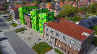 Gelegen aan de ring van Brugge vindt u de residentie Kotville. De groene accenten zijn typerend voor deze moderne studentenresidentie die vele studenten aantrekt. Met 125 verhuurde kamers, een slimme indeling, actief coachende conciërge en een toffe groep studenten is dit een prima investering.<br /><br />En voor u als investeerder is er nog meer goed nieuws! Deze kamer is (net als al de anderen) reeds verhuurd en biedt dus een gegarandeerd rendement vanaf dag 1. <br /><br />Ook voor kopers die hun eigen kinderen willen een mooie studentenflat geven zijn hier op de goede plek. Helemaal omdat deze kamer net dat tikkeltje extra biedt!<br /><br />De studentenkamer is uitgerust met eigen sanitair (modern wasmeubel, inloopdouche, hangtoilet), bureau, kleerkast, bed, hangmeubel, TV. Wat deze kamer onderscheidt is duidelijk de hoekligging met veel lichtinval en de grote ruimte!<br />Verder beschikt de residentie over ontspanningsmogelijkheden met onder meer pingpongtafels en beamers in de zithoeken. Fietsberging is voorzien zowel afgesloten ondergronds als vrij bovengronds. <br /><br />E-peil: 64.<br /><br />*De foto's zijn allen genomen in het gebouw maar niet noodzakelijk in de betreffende kamer. Deze zijn louter illustratief om de sfeer weer te geven.