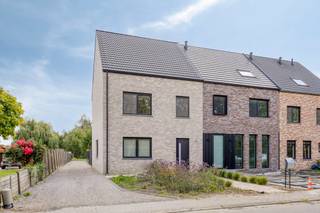 [[ DIT PAND NEEMT DEEL AAN DE ERA OPEN HUIZEN DAG OP 6/12 VAN 11:00 TOT 12:00 ]]
<span><span><span><strong><u>BEN-woning met drie slaapkamers in Koningshooikt</u></strong></span></span></span><br /><span><span><span>Deze BEN woning betreed je via de inkomhal met vestiaire en gastentoilet met handenwasser. U loopt door naar een ruime leefruimte en eetkamer met veel lichtinval dankzij de grote ramen die uitkijken op de aangelegde tuin met tuinhuis. De open keuken is voorzien van alle nodige toestellen; oven, microgolfoven, inductiekookplaat, dampkap en koelkast. Aansluitend aan de keuken bevindt zich een wasplaats/extra bergruimte.</span></span></span><br /><span><span><span>Op de eerste verdieping bevindt zich de badkamer met douche, dubbele wastafel in meubel en toilet. Er zijn drie slaapkamers aanwezig waarvan één met aansluitend een dressing. </span></span></span><span><span><span>De ruime zolder is nog niet volledig afgewerkt maar biedt nog tal van mogelijkheden.</span></span></span><br /><span><span><span><u>Bijzonderheden:</u></span></span></span><br /><span><span><span>- BEN woning</span></span></span><br /><span><span><span>- Instapklaar</span></span></span><br /><span><span><span>- Zuid-Oost gerichte tuin</span></span></span><br /><span><span><span>- Verkoop onder registratierecht (2% enige eigen woning)</span></span></span>