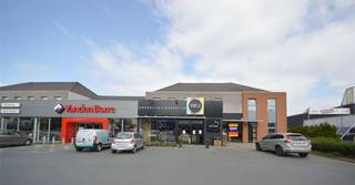 Top gelegen baanwinkel op de gekende Gentsesteenweg, nabij Maxi Zoo, Vandenborre, Ixina Keukens, Krëfel, Bioplanet, Delhaize, … <br />Dit pand heeft een gelijkvloerse opp. van 650 m² en beschikt over een ruime parking (voor-en achterzijde). Beschikbaar: onmiddellijk. Onroerende voorheffing ten laste van de huurder. <br />Benieuwd naar dit commercieel gelijkvloers, gelegen op één van de belangrijkste commerciële locaties van Aalst met véél passage en een goede zichtbaarheid?<br />Contacteer info@immodelestre.be of 054 33 62 52.<br />www.immodelestre.be<br />