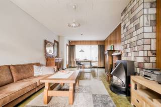 <p><span>Te renoveren gezinswoning met garage en tuin in Kontich.</span></p><p><span>In het hart van Waarloos bevindt zich deze charmante gezinswoning, ideaal voor wie op zoek is naar een renovatieproject met karakter en potentieel. Met een grondoppervlakte van 488 m² en een bebouwde oppervlakte van 137 m² ( + zolder) vormt deze woning een solide basis om volledig naar eigen smaak te moderniseren. Ook ideaal voor een onthaalmoeder met ruime kamers en een superleuke buitenomgeving.</span></p><p><span> </span></p><p><span>Bij het binnenkomen vallen meteen de authentieke houten elementen en lambrisering op, die de leefruimtes een warme en huiselijke uitstraling geven. De logische en functionele indeling zorgt voor een aangenaam wooncomfort en biedt flexibiliteit voor verschillende gezinssituaties. De woning beschikt over vier ruime slaapkamers en een badkamer, wat het geheel bijzonder geschikt maakt voor een groter gezin of wie extra werk- of hobbyruimte wenst. Daarnaast zijn een garage en zolder aanwezig, wat extra opberg- of uitbreidingsmogelijkheden creëert. Achter de keuken bevindt zich een aangenaam terras dat uitkijkt op de diepe tuin. De tuin biedt dankzij haar grootte en indeling vele mogelijkheden voor ontspannen buitenleven, speelruimte of toekomstige aanpassingen. Een praktisch tuinhuisje is eveneens aanwezig.</span></p><p><span>De ligging is bovendien een grote troef: de woning bevindt zich nabij openbaar vervoer en geniet van vlotte verbindingen richting belangrijke invalswegen, de dorpskern en rechtover de school (kleuter en lager onderwijs)</span></p><p><span> </span></p><p><span> </span></p>