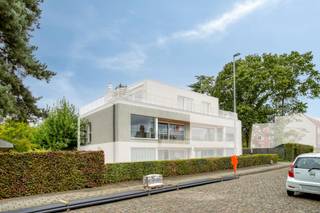 Lichtrijk en instapklaar 2-slaapkamerappartement met zonnig terras te koop in Rumbeke<br /><br />Zoekt u een instapklaar appartement op een uitstekende locatie? Dit lichtrijke appartement op de eerste verdieping van Residentie "Green Residence" combineert rustig wonen met een centrale ligging nabij de markt van Rumbeke, op wandelafstand van de Carrefour (200m), op een boogscheut van AZ Delta en op amper 5 minuten van het centrum van Roeselare.<br /><br />Deze kleinschalige residentie bestaat uit slechts 8 appartementen, wat zorgt voor een aangename en rustige woonsfeer. Het appartement heeft een bewoonbare oppervlakte van 90 m² en is voorzien van een zonnig terras van 10 m².<br /><br />Indeling van het appartement te koop:<br /><br />inkomhal | apart toilet | lichtrijke woonkamer met aansluitend open keuken | zonnig terras | 2 slaapkamers | (technische) berging<br /><br />Troeven op een rij:<br /><br />- Instapklaar & recent vernieuwd: recent geschilderd en voorzien van een vernieuwde keukenapparatuur.<br /><br />- Energiezuinig & conform: gunstig EPC (label A) en een blanco keuringsattest van de elektrische installatie.<br /><br />- Toplocatie: rustige dorpsomgeving met alle voorzieningen, winkels en AZ Delta vlakbij, gecombineerd met een vlotte bereikbaarheid.<br /><br />- Kleinschalig gebouw: gebouwd in 2014 en steed goed onderhouden. Lift aanwezig.<br /><br />Garage optioneel: mogelijkheid tot het bijkopen van een achterliggende garagebox <br /><br />Interesse in een bezoek of meer informatie? Neem vandaag nog contact op voor een afspraak!<br /><br />Bestuursmaatregelen in het maatregelenregister: nee