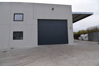 Gelegen in het industriepark te Ruiselede kunt u deze opslagplaats met een bruikbare oppervlakte van 375 m² terugvinden.Twee grote automatische...