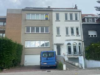 <p>immo DAVID stelt u dit ruime duplexappartement voor, gelegen in een kleinschalig gebouw met een uitstekende bereikbaarheid. Via de inkomhal komt u in de lichtrijke woonkamer van 33 m² met open keuken. Aansluitend bevindt zich de praktische wasplaats/berging. Op deze verdieping vindt u verder twee slaapkamers van respectievelijk 14 m² en 10 m², evenals de badkamer. Via een vaste trap bereikt u de derde kamer van maar liefst 31 m². Deze ruime kamer biedt tal van mogelijkheden en kan perfect ingericht worden als master bedroom, hobbyruimte, bureau of polyvalente ruimte. De ligging is een absolute troef! Het appartement bevindt zich op korte afstand van tal van voorzieningen en belangrijke verbindingswegen:Op 1 km van de Brusselse Ring (R0), op 300 m van de fietssnelweg, op 1 km van station Zellik, op 100 m van een bushalte, op 500 m van winkels, op 500 m van een basisschool, op 500 m van het sportcomplex. Dankzij de vlotte verbindingen met Brussel en de nabijheid van winkels, scholen, sportfaciliteiten en openbaar vervoer is dit appartement bijzonder interessant voor wie comfortabel en praktisch wil wonen.</p>