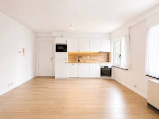 Modern appartement met 2 slaapkamers in het centrum van Heist vlakbij het Station, Delhaize en het strand. Naast het gebouw een grote openbare parking wat zorgt voor een extra gemak.<br /><br />Het appartement is verzorgd en beschikt over een conforme elektriciteitskeuring en een asbestveilig attest. Vrij bij akte.<br /> <br />Indeling: inkomhal met apart toilet, praktische berging met plaats voor WM/DK, een aangename leefruimte met veel licht dankzij de 3 raampartijen, een verzorgde open keuken, een badkamer met inloopdouche en nog 2 volwaardige slaapkamers.<br /><br />In de kelderverdieping nog een private berging inbegrepen in de prijs.<br />Algemene fietsenstalling in het gebouw.<br /><br />Bezoeken of meer informatie?<br />Contacteer Willem Cauwels op tel. 050/89.27.70.