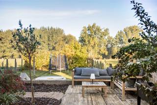 Centraal wonen en toch genieten van rust en privacy. Deze aangename halfopen bebouwing combineert een uitstekende ligging met een lichtrijk interieur, een gezellige tuin en een ruime garage.<br /><br />Dankzij de nabijheid van het station, de E40, winkels en scholen bevinden alle voorzieningen zich binnen handbereik.<br /><br />De woning werd recent deels vernieuwd en beschikt over een **gunstig EPC-label C, zonder renovatieverplichting**.<br /><br />Op het gelijkvloers vindt u een inkomhal met gastentoilet, een praktische berging, een lichtrijke leefruimte met eetplaats en een aansluitende keuken met zicht op het terras en de tuin.<br /><br />De eerste verdieping telt drie slaapkamers en een nog te renoveren badkamer. Via een vaste trap bereikt u de zolder, die extra mogelijkheden biedt.<br /><br />Buiten geniet u van een privacyrijke tuin met open zicht op de natuur. Een tuinberging en ruime garage, bereikbaar via de oprit en tuin, vervolledigen het geheel.<br />Halfopen bebouwing op een rustige, centrale ligging<br /><br />Gunstig EPC-label C – geen renovatieverplichting<br /><br />-Lichtrijke leefruimte met eetplaats<br />-uitgeruste keuken met zicht op terras en tuin<br />-3 volwaardige slaapkamers<br />-Badkamer met renovatiemogelijkheden<br />-Zolder bereikbaar via vaste trap<br />-Privacyrijke tuin met open uitzicht op de natuur<br />-Praktische tuinberging en ruime garage<br /><br />**Meer info of een bezoek? Contacteer Roxanne via 0496/85.09.62.**