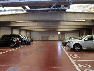 Bent U het beu het zoeken naar een parking plaats na een vermoeiende dag op het werk ?<br />Of bent u werkzaam in de omgeving van het Boekenbergpark maar woont niet in deze omgeving ?<br />Dan is dit de kans om dit probleem op te lossen : een autostaanplaats in de Sint Rocchusstraat .<br />Vlot in - en uitrijden , niet ondergronds maar gelijkvloers .<br />Geen donker " kelder " gevoel maar een ruime licht/luchtige en gemakkelijk toegankelijke ruimte .<br />Perfecte aansluiting naar autostrade - centrum Antwerpen , openbaar vervoer .<br />Voor meer info bel naar Luc Taeymans - 0475/53.53.02