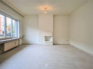 <p><span>NIEUWKERKEN-WAAS</span><span> - Are you looking for a centrally located ground-floor apartment? Then be sure to take a closer look.</span></p><p><span> </span></p><p><span>Here are some of its highlights:</span></p><ul><li><span>Central location in Nieuwkerken-Waas </span></li><li><span>Move-in ready</span></li><li><span>Garage space at the rear of the building</span></li><li><span>Quiet building with low common area fees</span></li></ul><p><span> </span></p><p><span>The layout is as follows:</span></p><p><span>Spacious entryway with coat closet, living room, fully equipped kitchen (stove, range hood), storage/laundry room, separate toilet,</span></p><p><span>fully equipped bathroom (vanity unit, walk-in shower), two bedrooms, small back patio, garage at the rear of the building.</span></p><p><span> </span></p><p><span>Natural gas heating.</span></p><p><span> </span></p><p><span> </span></p><p><span>Available:</span><span> 9/1/2026</span></p><p><span>Rent</span><span>: € 850 + € 40 in common expenses (of which € 30 is an advance payment for water consumption)</span></p><p><span>EPC</span><span>: 240</span></p><p><span> </span></p><p><span>Interested in this great apartment? Request a tour today via our website!</span></p><p><span> </span></p>