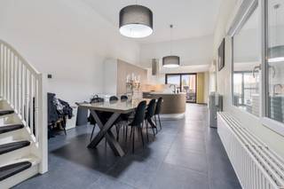 Bent u op zoek naar een instapklare woning met veel ruimte én een uitstekende visibiliteit? Dan is deze halfopen bebouwing, gelegen op een...