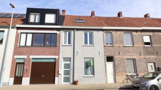 Deze <strong>gezellige woning </strong>is gelegen in een rustige straat, op een uitstekende centrale locatie nabij het centrum van Roeselare. Dankzij de ligging bevinden het station, winkels, scholen, recreatiemogelijkheden en belangrijke verbindingswegen zich allemaal op wandelafstand.<br /><br />Op het gelijkvloers beschikt de woning over een inkomhal, een praktische wasplaats/berging, een apart toilet en een <strong>gezellige woonkamer</strong> met <strong>ingerichte open keuken</strong>. De keuken is voorzien van een spoeltafel, koelkast, keramische kookplaat, dampkap, oven en vaatwasmachine. Verder is er een badkamer met een comfortabele inloopdouche, een badmeubel en een ingemaakte kast.<br />Op de eerste verdieping bevinden zich twee slaapkamers en een kleine nachthal. Via de tweede slaapkamer komen we met de vaste trap op de zolderverdieping.<br />Deze ruimte kan perfect ingericht worden als bureau of hobbyruimte.<br />Achteraan beschikt de woning over een gezellige tuin met terras en tuinberging. De woning is voorzien van dubbele beglazing en centrale verwarming op aardgas.<br /><br />De woning is beschikbaar vanaf 1 december 2026.<br /><br /><u><strong>Interesse in deze woning?</strong></u><br />Ga naar de website www.dicasa.be, klik op het pand dat je wenst te huren. Via de knop "Ik ben kandidaat" vragen we u kort een profiel in te vullen.<br />Daarna nemen we contact op voor een bezoek. Telefonisch kunnen er geen afspraken gemaakt worden.<br /> 