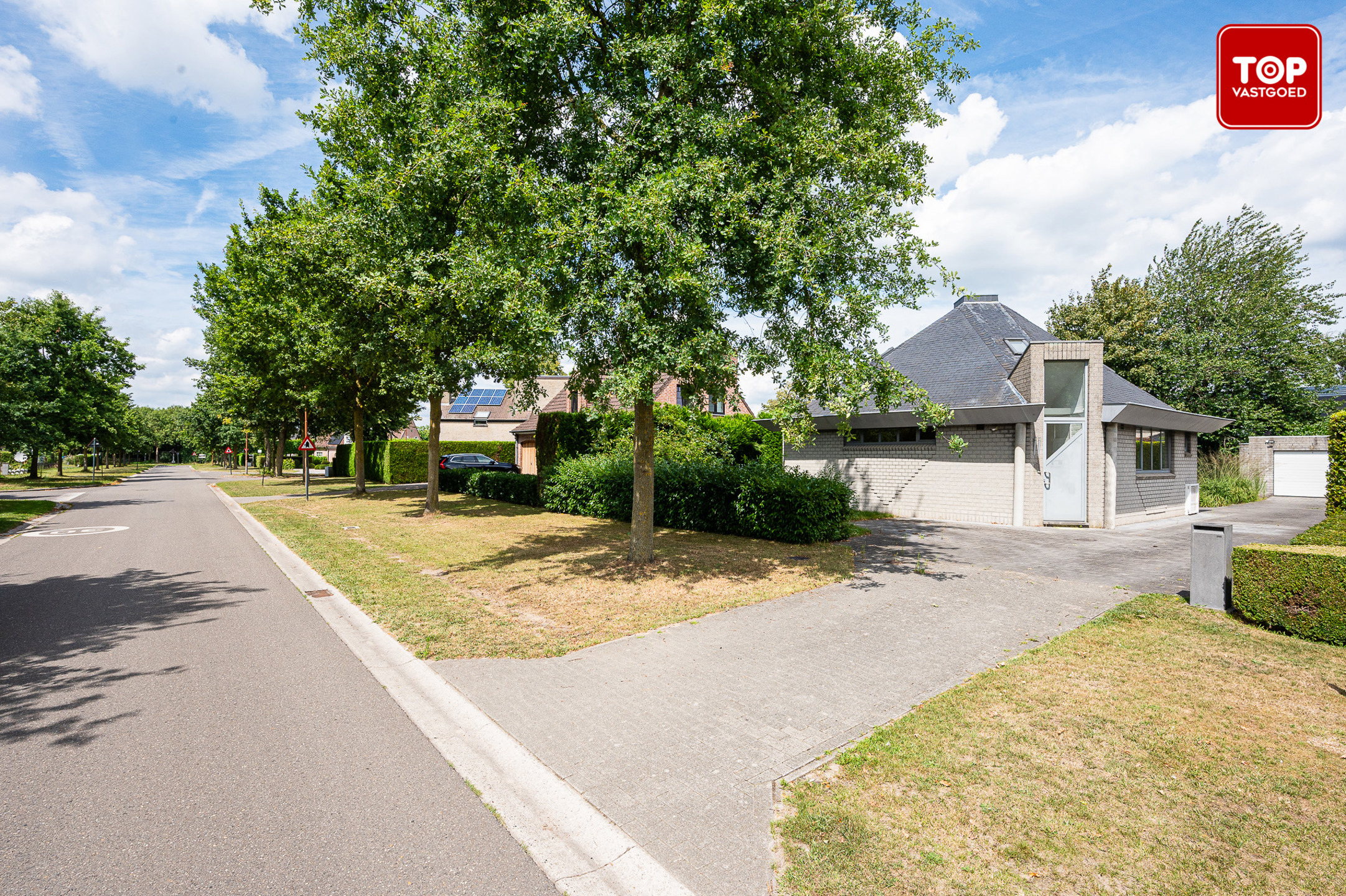 Open bebouwing een perceel van 690m² met mooie tuin en garage. - foto 1