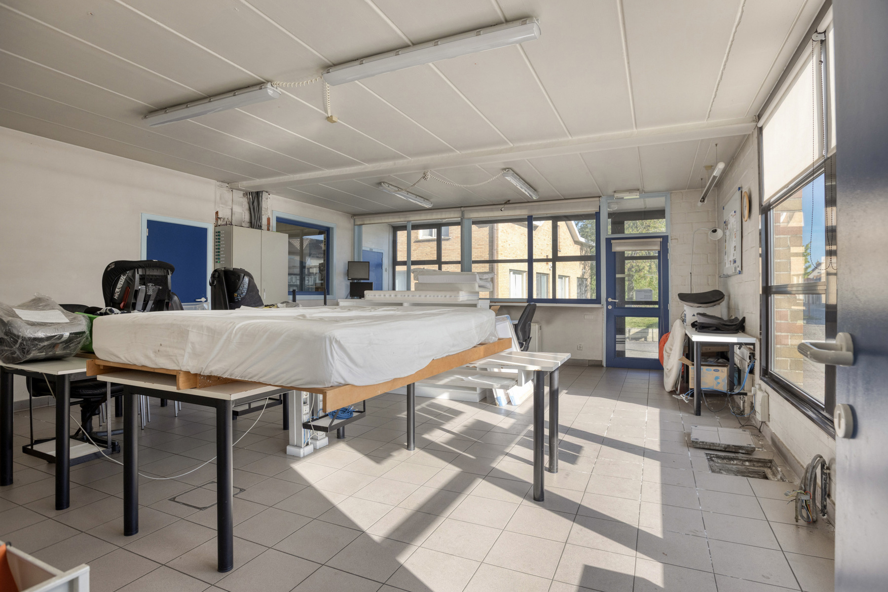 Bedrijfsmatig gebouw met ruime woonst te koop in Veurne - foto 5
