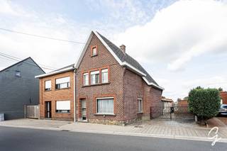 Ben je op zoek naar een woning die je volledig naar eigen smaak kunt renoveren? Dan is deze solide woning in Lede zeker een bezoek waard!<br />De woning beschikt op het gelijkvloers over een inkomhal, een ruime leefruimte en een zeer grote leefkeuken. Verder zijn er een badkamer, een praktische berging en een veranda. Op de bovenverdieping bevinden zich drie slaapkamers en via de vaste trap bereik je de zolder, die nog extra mogelijkheden biedt.<br />Bovendien beschikt de woning over een ruime tuin, ideaal om te genieten van het buitenleven en gezellige momenten met familie en vrienden.<br />Dankzij de solide basis, de ruime indeling en de mooie tuin biedt deze woning heel wat potentieel om er na renovatie (renovatieplicht van toepassing) een gezellige thuis van te maken, volledig volgens jouw eigen wensen en smaak.<br />Graag een bezoek bel Els Deschuyffeleer 0472/61.58.67 of mail els@cornelis-goeman.be