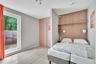 <p>Dit vakantieappartement met 2 slaapkamers in Houthalen-Helchteren biedt een interessante combinatie van eigen gebruik en investeringspotentieel. Gelegen op het populaire Park Hengelhoef geniet je van een kindvriendelijke omgeving met tal van faciliteiten, waaronder een buitenzwembad, speelplein en groene ontspanningszones. De ligging nabij natuurgebieden zoals Tenhaagdoornheide, De Teut en De Maten maakt dit appartement bijzonder aantrekkelijk voor liefhebbers van wandelen en fietsen. Het appartement werd gebouwd in 2017 en is instapklaar ingericht voor maximaal 5 personen. Op de benedenverdieping bevindt zich een gezellige leefruimte met eethoek, sofa en flatscreen, die naadloos overgaat in een volledig geïnstalleerde open keuken. De badkamer is uitgerust met een douche en toilet. Verder zijn er twee slaapkamers, waarvan één met een dubbel bed en één met een praktisch stapelbed voor drie personen. Dankzij de twee terrassen geniet je optimaal van het buitenleven en de rustige omgeving. Extra comfort wordt geboden door de aanwezigheid van airco. Op het domein zijn er bovendien gratis parkeermogelijkheden en een fietsenstalling voorzien. Als eigenaar van dit vakantieappartement heb je de keuze tussen flexibel eigen gebruik in combinatie met verhuur, of een maximale verhuurformule waarbij alles voor jou wordt beheerd. Holiday Suites staat in voor de boekingen, het onderhoud en de praktische opvolging, waardoor je kan rekenen op een zorgeloze investering. Deze formule laat je bovendien toe om jaarlijks zelf gebruik te maken van het appartement of te kiezen voor een verblijf op een andere locatie binnen het netwerk. Dit vakantieappartement in Houthalen-Helchteren is ideaal voor wie op zoek is naar een instapklare investering met rendement in een groene en toeristische omgeving. Neem contact op om de mogelijkheden en het potentieel van dit pand te ontdekken.</p>