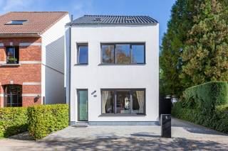 Bent u op zoek naar de privacy en onafhankelijkheid van een vrijstaand huis, maar wilt u niet de stress van een totale, jarenlange renovatie? Deze karaktervolle woning combineert het beste van twee werelden. De grote, dure en structurele energiewerken zijn reeds vakkundig uitgevoerd. Met een gunstig EPC-label B, gloednieuwe gevelisolatie in strakke crepi, hoogwaardige ramen en een recent vernieuwde keuken bent u volledig klaar voor de toekomst. <br /><br />U komt de woning binnen in een mooie inkomhal die toegang geeft tot een ruime, lichte living met eetkamer. Hier ligt een mooie nieuwe laminaten visgraat vloer. <br />Aansluitend een mooie geïnstalleerde nieuwe keuken met kookplaat met geïntegreerde dampkap, combi-oven en aparte magnetron, alles van Bosch. Hier veel lichtinval en een deur naar buiten. Waar u heerlijk kunt vertoeven op het terras.<br />Achter in de tuin kunnen de kinderen nog fijn spelen. De eigendom is afgesloten aan de zijkant met een dichte poort, wat u veel privacy geeft! <br />Verder bevindt zich achter de keuken nog een apart toilet. Een mooie nieuwe douchekamer met regendouche en aparte handdouche. Verder nog een zeer ruime berging waar ook kasten zijn en een aansluiting voor wasmachine en droogkast. Hier ook ruimte voor extra koelkast. <br />Op de eerste verdieping vinden we drie kamers. Hier is de mogelijkheid om van een kamer nog een badkamer te maken. Leidingen hiervoor zijn voorzien. <br />Op de tweede verdieping bevinden zich twee leuke kinderkamers. <br />Buiten ruimte voor drie auto's te parkeren op eigen grond! <br />De woning is instapklaar en hoogwaardig afgewerkt! <br />De nachthal, slaapkamers dienen nog geschilderd te worden, de zolderkamers nog afwerken en eventueel een badkamer op de eerste verdieping indien gewenst. <br />Elektriciteit is conform, attest nog niet in bezit. EPC 20260814-0003932899-RES-1, 187 kWh/(m2 jaar), label B zie bijlage op onze website. Asbestattest aanwezig, zie bijlage op de website. <br /><br />Een mooie gezinswoning in een zeer kindvriendelijke buurt van Brasschaat dat zeker een bezoek waard is!<br />Interesse bel Chantal 0468/151651 of e-mail naar chantal@domus-immobilien.be.