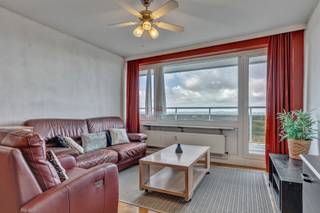 <p>Ideaal gelegen in een groene woonwijk, vlakbij het Parc des Étangs en het Parc régional de la Pede, bieden we u dit prachtige appartement met één slaapkamer van 71 m² + terras. Het bestaat uit: een hal, een aparte keuken, een grote lichtrijke woonkamer met toegang tot het terras op het westen, een doucheruimte, een apart toilet en een grote slaapkamer. EPC B. Dit appartement zal u bekoren door zijn ideale ligging, zijn grote woonkamer en zijn terras met prachtig uitzicht. Een bezoek is een must!</p>