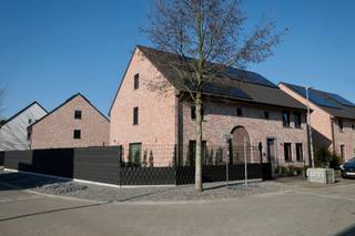 Deze prachtige halfopen BEN-woning (bijna-energieneutraal), gebouwd in 2022, is uitstekend gelegen op een perceel van 4a18ca, op korte afstand van...