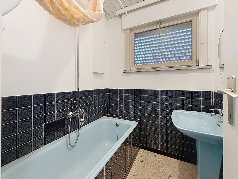 Centraal gelegen te renoveren ruime woning - foto 5