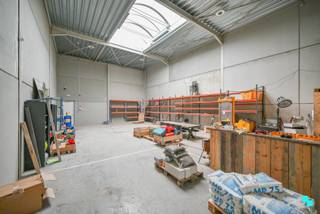 Dit magazijn van 180 m² met automatische sectionaalpoort en loopdeur is goed gelegen nabij het centrum van Waregem en geniet van een...