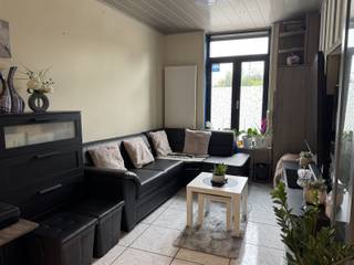 Ideale starterswoning nabij Telenet en Campus Caputsteen, op wandelafstand van centrum Mechelen en station Nekkerspoel.Via de inkomhal bereiken we de living met aansluitend keuken en badkamer. Op de verdieping is er een slaapkamer en doorloopkamer naar zolder.Op de zolderverdieping bevind zich een slaapkamer met badkamer.Verder beschikt de woning nog over een kelderberging.De woning is voorzien van zonnepanelen, dak en gevel werden reeds vernieuwd.