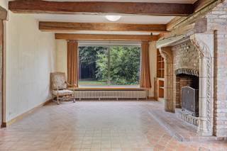 Le bâtiment est actuellement divisé comme suit :Rez-de-chaussée :- Hall d'entrée spacieux avec toilettes invités- Salon lumineux avec...