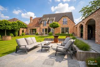 This exceptionally spacious villa is peacefully located in Dilbeek, less than 5 minutes from the E40 motorway with easy access to Brussels. Thanks...