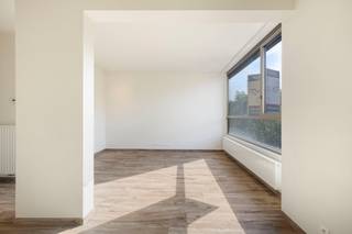 Dit instapklaar appartement heeft een bewoonbare oppervlakte van 84 m² en bevindt zich aan de Britselei in de bruisende buurt het Zuid vlakbij het centrum van Antwerpen. Het appartement zelf is gelegen op de derde verdieping van een recente vernieuwbouw.<br /><br />Indeling    <br />- inkomhal<br />- leefruimte met open keuken<br />- twee ruime slaapkamers<br />- badkamer met douche en lavabo<br />- apart toilet<br />- terras<br />- ruime berging met aansluiting voor wasmachine<br />- kelderberging<br /><br />Troeven:<br />- recent gerenoveerd gebouw<br />- EPC label B<br />- centrale locatie in Antwerpen<br /><br />Dit appartement wordt verkocht voor een vraagprijs van 385.000 euro. <br />Voor een afspraak of meer info: 03/206.76.76 of sophie.schelpe@dewaele.com.  <br /><br />Had u graag uw eigen eigendom te koop aangeboden contacteer ons dan voor een vrijblijvende schatting, telefonisch op het nummer 03/206.76.76 of per mail naar antwerpen@dewaele.com.    <br />Ook voor alle andere vragen omtrent vastgoed kan u steeds bij ons kantoor te Antwerpen terecht!<br /><br />Bestuursmaatregelen in het maatregelenregister: nee