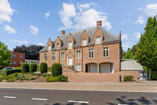 Dit uitzonderlijke villament van 265m² biedt ongeëvenaard comfort en luxe, met een schitterend ruim terras, een privé tuin van 390m², dubbele...