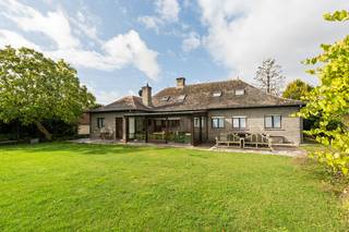 <p>[[ DIT PAND NEEMT DEEL AAN DE ERA OPEN HUIZEN DAG OP 19/9 VAN 17:30 TOT 18:30 ]]</p>

<p> </p>

<p><strong>Op zoek naar een ruime villa met 6 slaapkamers, grote tuin en extra bouwgrond? Gevonden!</strong></p>

<p> </p>

<p>Deze verrassend ruime villa van ca. 335 m² is gelegen op een hoekperceel van 8a08ca, aangevuld met maar liefst 4a39ca bouwgrond, momenteel ingericht als tuin. Een eigendom met bijzonder veel ruimte en mogelijkheden!</p>

<p> </p>

<p>De woning beschikt op het gelijkvloers over een inkomhal met gastentoilet, ruime leefruimte, keuken, badkamer, nachthal met ingebouwde kasten, 4 slaapkamers en een bureel. Daarnaast zijn er een veranda, terras, grote tuin, dubbele inpandige garage en kelder. Op de eerste verdieping bevinden zich een nachthal, slaapkamer, badkamer, toilet, dressing, bureel, zolderruimte en multifunctionele kamer. Dankzij deze veelzijdige indeling zijn er tal van mogelijkheden voor een groot gezin, zelfstandige of hobbyist.</p>

<p> </p>

<p>Buiten geniet je van een ruime groene tuin die tevens bouwgrond omvat, met tal van mogelijkheden voor de toekomst. De dubbele garage en ruime parkeermogelijkheden zijn bovendien een absolute troef.</p>

<p> </p>

<p><strong>Een uitzonderlijk ruime eigendom met 6 kamers, 3 badkamers en maar liefst 4a39ca extra bouwgrond. Interesse? Contacteer ons snel voor een bezoek!</strong></p>