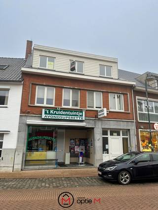 Dit ruime appartement is gelegen op de derde verdieping in het centrum van Zonhoven. Dankzij de centrale ligging zijn winkels, scholen en...