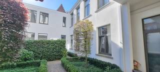 Antwerpen duplex appartement 2 slaapkamers in achtergebouw van mooiste herenhuis van de Prinsesstraat. Zeer kalm en absolute privacy. Toegang door de inkomhal van het herenhuis en tuin. Privatief terras. Zicht op de tuin vanuit de living 13 meter lang, 4 dubbele ramen. Keuken aansluitend aan terras met alle toestellen ingericht. Toilet, toegang tot de keldertrap. Trap naar eerste verdieping in de living.<br />Onderkelderd met isolatie 10cm PIR tegen kelderplafond.<br />Op de verdieping een overloop met WC. Grote slaapkamer met aansluitend badkamer met ligbad, 2 lavabo's en douche. 2e slaapkamer met eigen lavabo en douche.<br />Thans zijmuur en kelderplafond geïsoleerd en in augustus het dak, dus EPC wordt nog aangepast na uitvoering werken. Mogelijkheid tot aankoop autostaanplaats in ondergrondse garage in de Pieter van Hobokenstraat 35.000€. Rechtstreeks van eigenaar bel 0473/582946.<br />GEEN IMMO AUB<br />