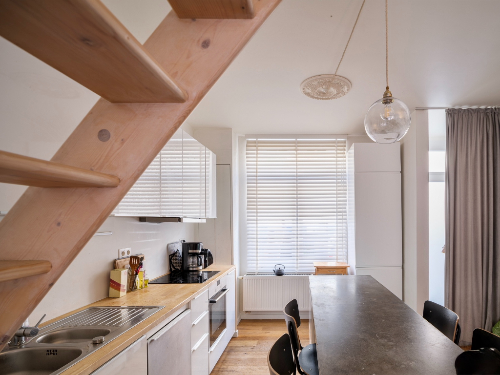 Lichtrijke stadswoning met 3 slaapkamers en buitenruimte, gelegen in een rustige straat op korte afstand van het centrum van Gent. - photo 2