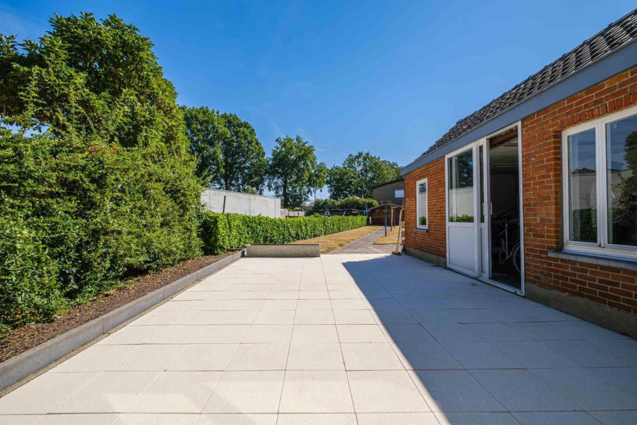 Instapklare woning met 3 slaapkamers, ruime garage en tuin - foto 5