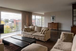 Subliem ingericht door Vincent Van Duysen en gelegen aan de oevers van de Durme, een mooi samenspel dat leidt tot een verrassend...