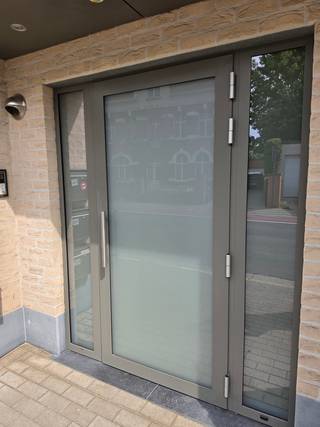 TE HUUR: mooi gelijkvloersappartement met 2 slaapkamers en terras. Indeling: inkomhal, grote living (51 m²) met volledig geïnstalleerde open keuken, overdekt terras (5 m²), ruime berging, 2 slaapkamers (12 en 8 m²), wc apart, badkamer met ligbad, inloopdouche, dubbel lavabomeubel en spiegelkast, privatieve garagebox achteraan de residentie. CV op aardgas, energiezuinig - EPC 113 kwh/m² jaar - label 'B'. <br />Dit mooie appartement is voorzien van gordijnen, overgordijnen en verlichting in alle ruimtes!, beschikbaar vanaf 01/09/2026. <br />Meer info en/of afspraak uitsluitend via email: info@denderimmo.be