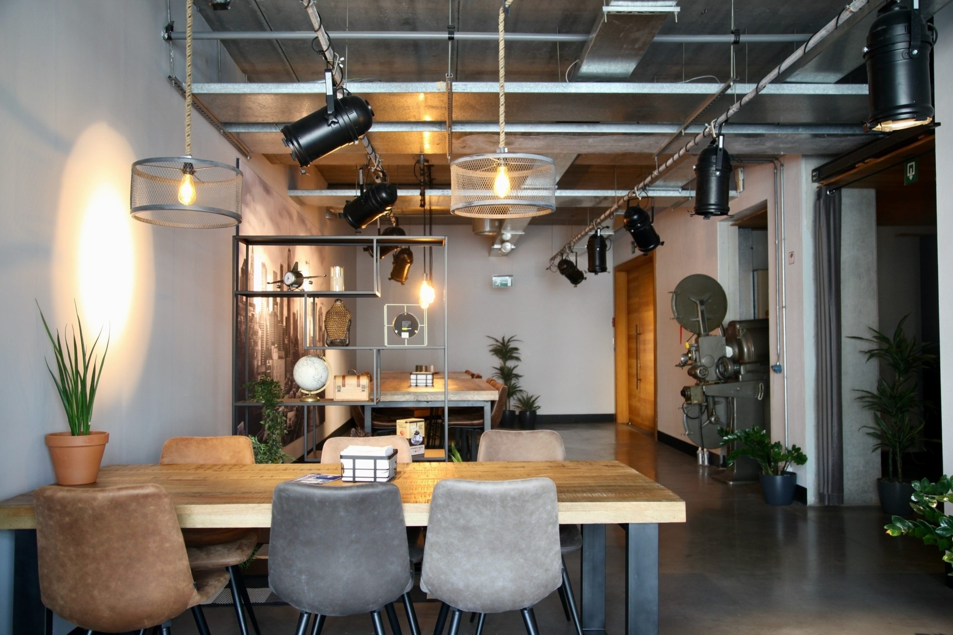 Your Workspace in a Prime Location - photo 5