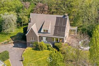 Deze eigendom in Merelbeke-Melle omvat 3 aaneengesloten percelen bouwgrond met een totale oppervlakte van maar liefst 9.556 m². Het hoofdperceel waarop de villa staat heeft een licht verhoogde ligging, wat zorgt voor een bijzonder open en aangenaam gevoel met magnifieke verzichten. Achteraan en rechts van het perceel loopt een kleine bosstrook, wat het geheel extra rust, groen en een natuurlijke afscherming biedt. Dit alles op een boogscheut van Gent en vlot bereikbaar.<br /><br />De toegang naar de eigendom verloopt via een statige oprijlaan van 110m. De woning dateert van 1972 en is te renoveren. Ook zijn er een te renoveren hoevetje en extra bijgebouwen met oude stallingen aanwezig. <br /><br />Ofwel creëert u op deze uitzonderlijke locatie uw eigen uniek woonproject met bijgebouwen en grote tuin of weide?<br /><br />Door de combinatie van de oppervlakte, de bestemming als bouwgrond en de ligging is dit een uitzonderlijk geheel met maximale privacy en een ongelooflijk potentieel.<br /><br />Verkaveling is niet mogelijk.
