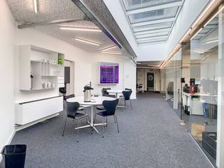 Ingericht, gemeubeld kantoor te huur van ca. 15,72m² op centrale ligging in bedrijvencentrum 3koningen te Torhout.Er is veel lichtinval, alle voorzieningen zoals netwerk, airco, .. zijn aanwezig.Het privatieve kantoor maakt deel uit van bedrijvencentrum '3koningen' waarin het onthaal, de inkomhal, vergaderzaal, keuken, gangen, netwerk, internet, printer, .... ten dienste staan van het volledige gebouw.Ruime parking voor en naast kantoorgebouw.De artistieke uitstraling van het gebouw wordt ook binnenin doorgetrokken door de aanwezigheid van kunst, glazen wanden, vernieuwende verlichting, ...Gelegen op minder dan 1 minuut van de verbindingsweg Roeselare-Brugge, en nabij op-en afrit E403 (Torhout).In de vermelde prijs zijn volgende zaken reeds inbegrepen: onroerende voorheffing, verzekering, gebruik gemeenschappelijke faciliteiten zoals netwerk, vergaderzaal, inkomhal, keuken, ...Aarzel zeker niet om contact op te nemen indien dit bedrijfsvastgoed bestaande uit een kantoor te huur nabij de E403 in Torhout u kan interesseren.