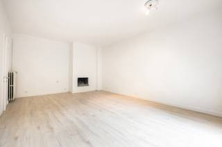 Ontdek in Laken, in de woonwijk Les Pagodes, dit mooie gerenoveerde appartement van ±96 m², gelegen op de tuinniveauverdieping van een klein gebouw uit 1958.
Het appartement valt op door zijn ruime indeling en aangename lichtinval. De woonkamer van ±25 m², voorzien van een open haard, straalt een gezellige sfeer uit en biedt toegang tot een privétuin van ±30 m² op het westen, ideaal om aan het eind van de dag van de zon te genieten. De keuken en de badkamer moeten nog worden geïnstalleerd, waardoor de toekomstige eigenaars deze volledig naar eigen smaak en behoeften kunnen inrichten. De woning omvat ook een slaapkamer met ruimte voor een badkamer, een bureau, een wasruimte, een inloopkast en een apart toilet. Een zolderruimte maakt het geheel compleet en biedt extra opbergruimte.
Een appartement dat een mooie balans biedt tussen binnenruimtes, een eigen buitenruimte en mogelijkheden tot personalisatie, in een rustige en geliefde wijk van Laken.
EPB: E, 233 kWh/(m²/jaar)