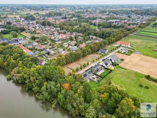 Nieuw project bestaande uit 3 woningen.De woning omvat een ruime inkomhal met apart toilet en toegang tot de eerste verdieping. Hierna komt men in de...