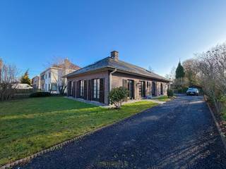 RUIME OPEN BEBOUWING met een BEWOONBARE OPPERVLAKTE van ca. 275 m², gelegen op een STRATEGISCHE en VLOT BEREIKBARE LOCATIE te Merelbeke. Dankzij...